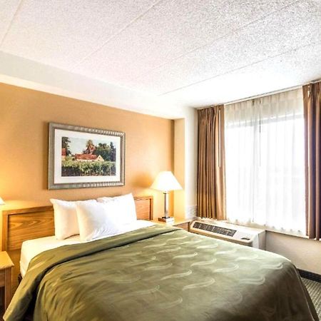 Quality Inn & Suites Милуоки Экстерьер фото