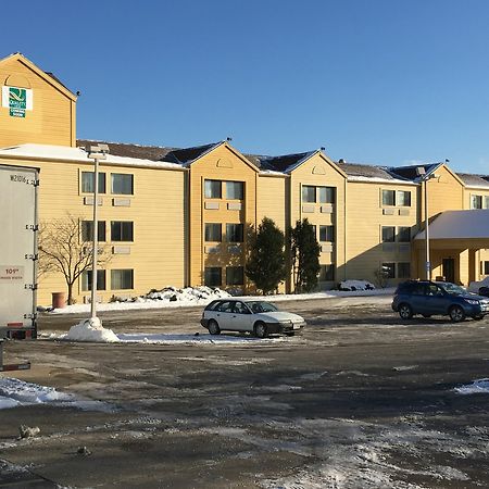 Quality Inn & Suites Милуоки Экстерьер фото