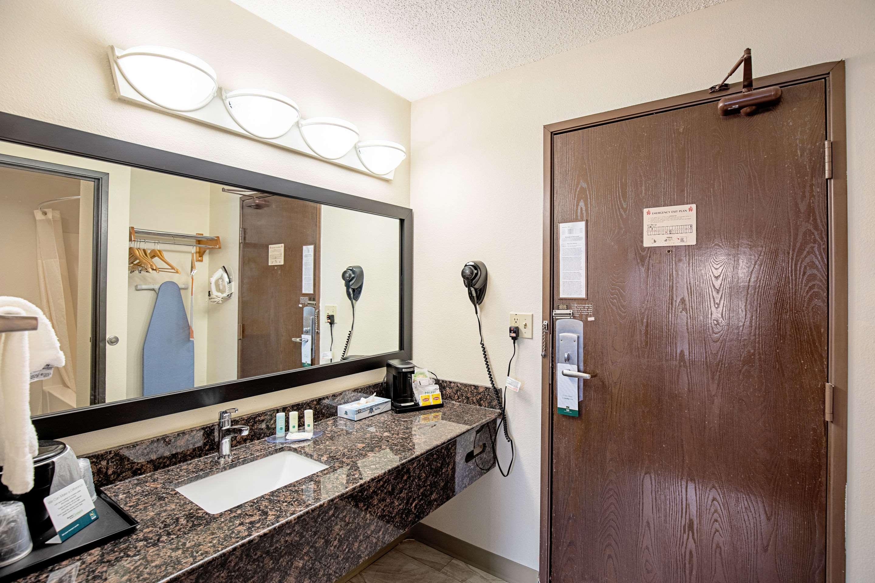 Quality Inn & Suites Милуоки Экстерьер фото