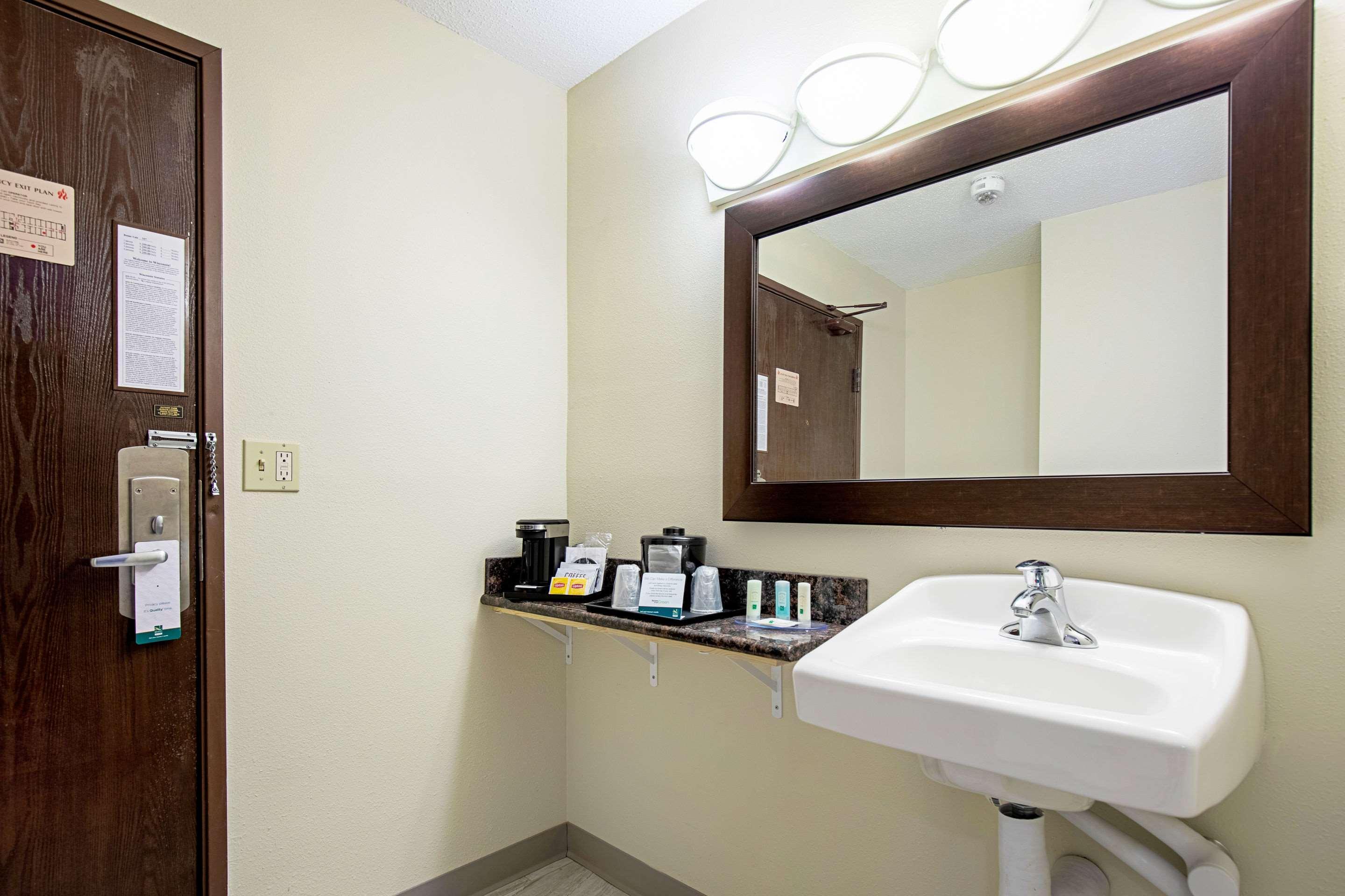 Quality Inn & Suites Милуоки Экстерьер фото