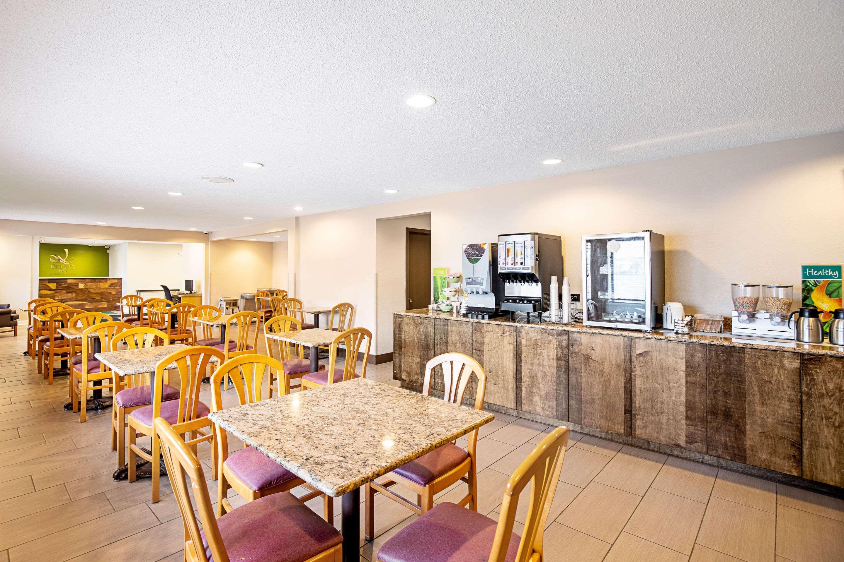 Quality Inn & Suites Милуоки Экстерьер фото