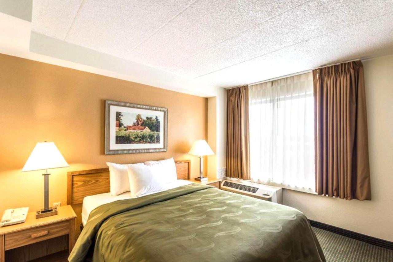 Quality Inn & Suites Милуоки Экстерьер фото