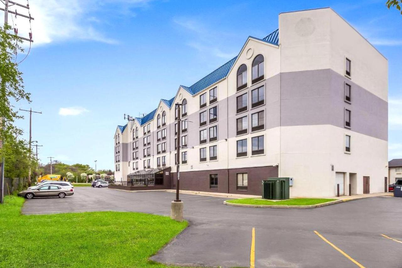 Quality Inn & Suites Милуоки Экстерьер фото