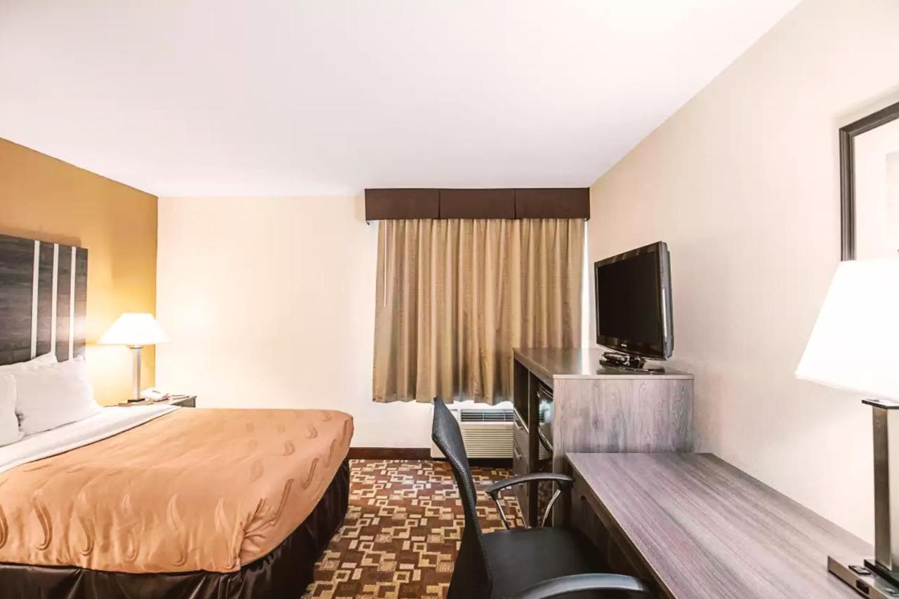 Quality Inn & Suites Милуоки Экстерьер фото