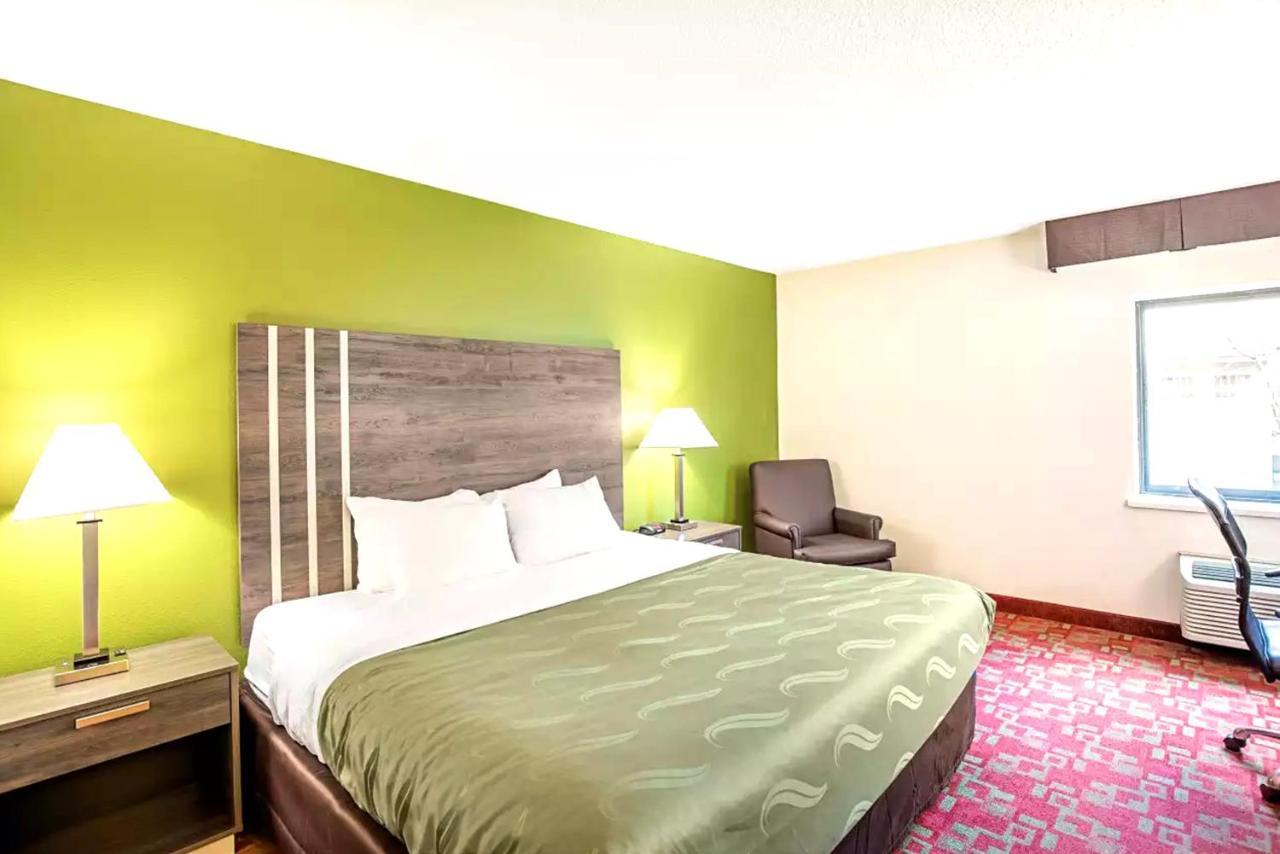 Quality Inn & Suites Милуоки Экстерьер фото