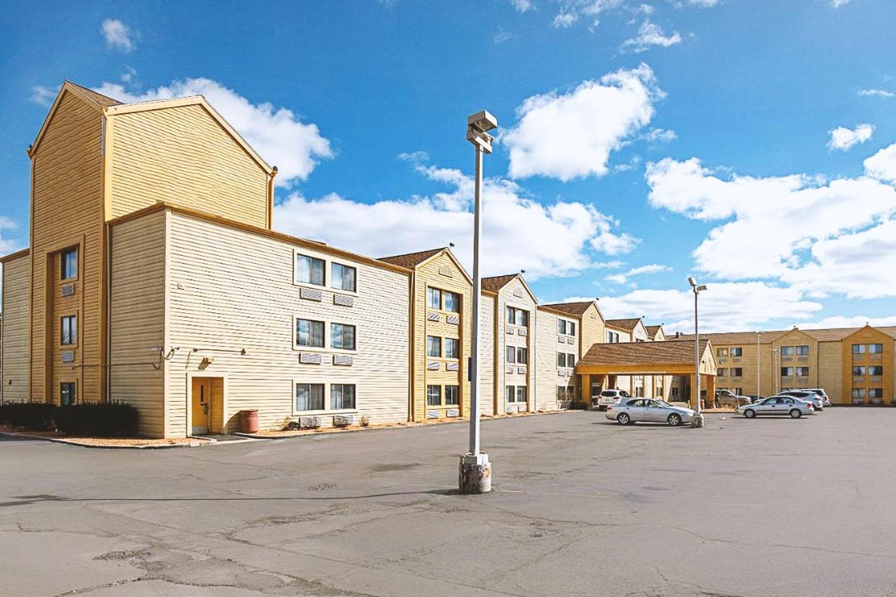 Quality Inn & Suites Милуоки Экстерьер фото