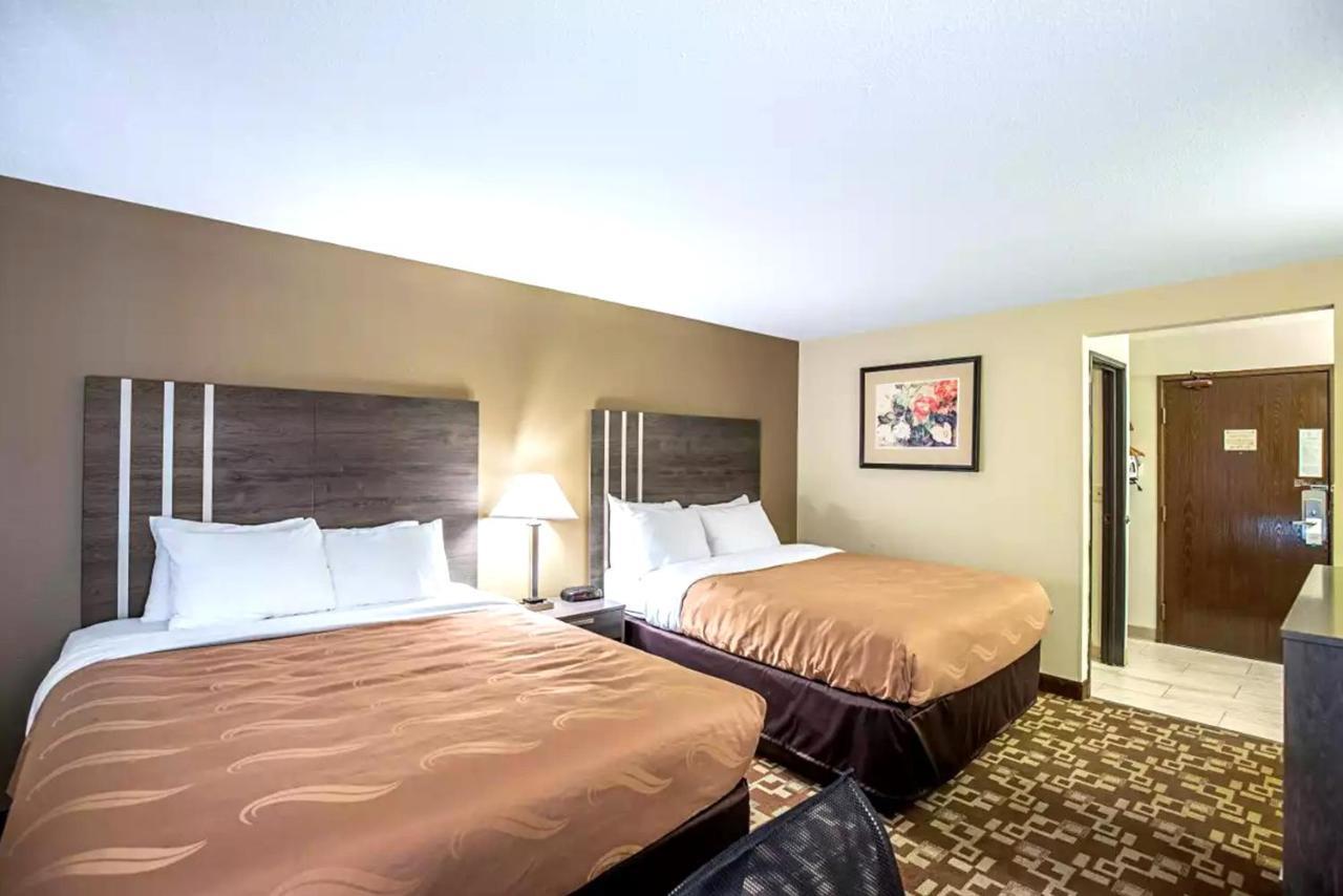 Quality Inn & Suites Милуоки Экстерьер фото
