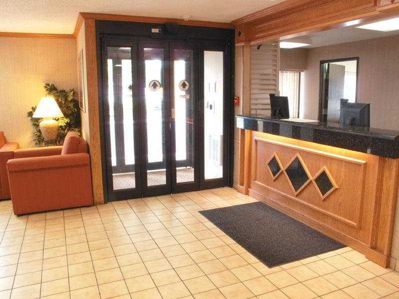 Quality Inn & Suites Милуоки Интерьер фото