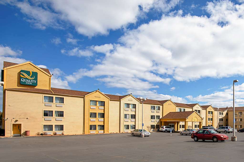 Quality Inn & Suites Милуоки Экстерьер фото