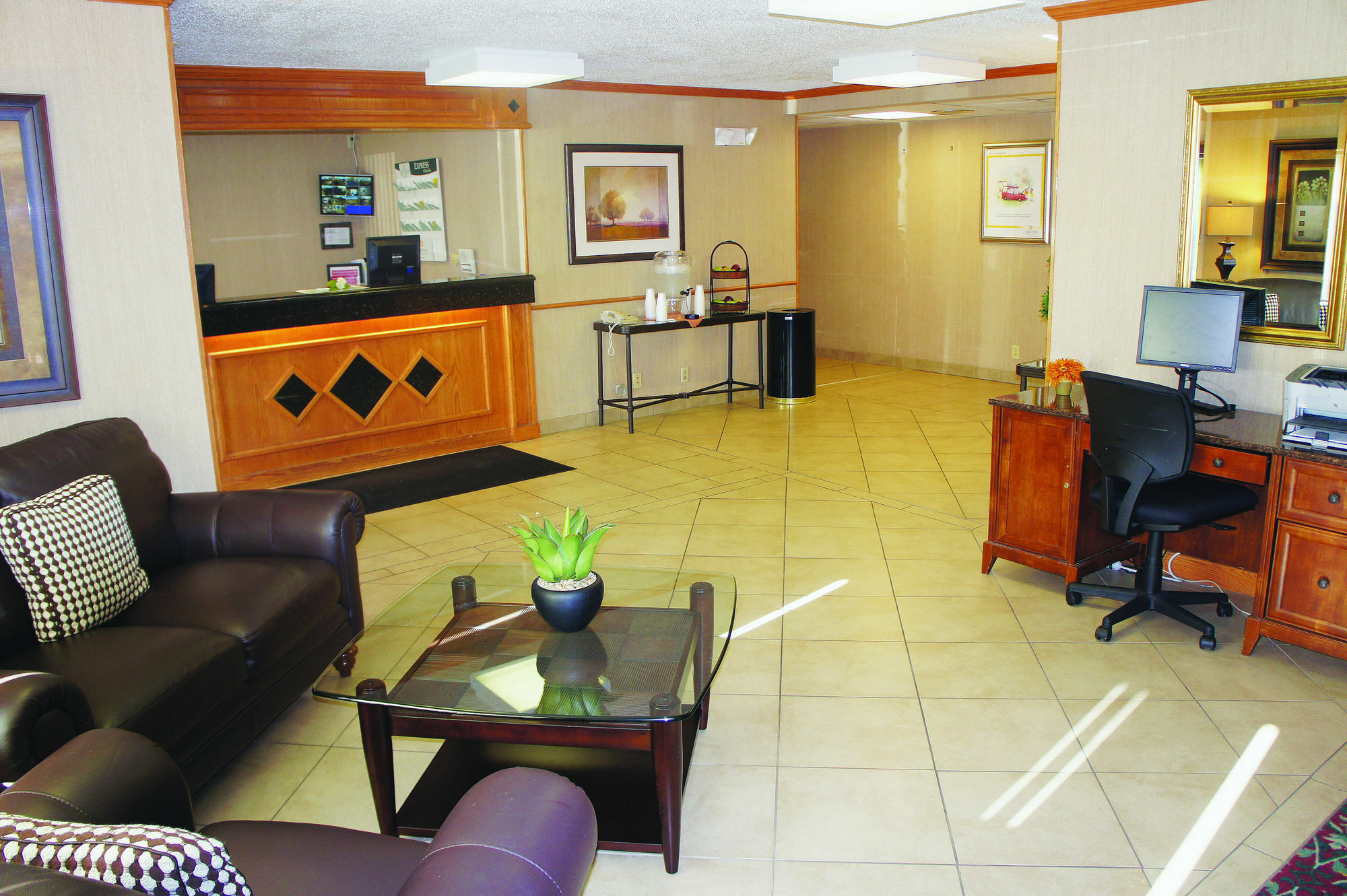 Quality Inn & Suites Милуоки Экстерьер фото